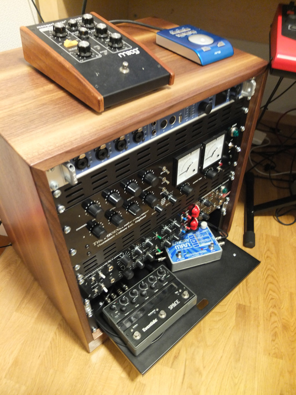 11U slanted walnut rack by mixingtable.com