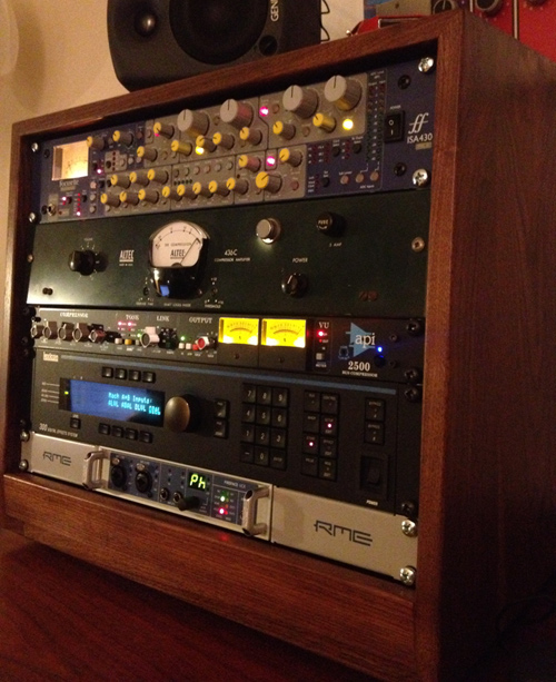 8U-slanted-solid-walnut-rack-by-mixingtable-dot-com2
