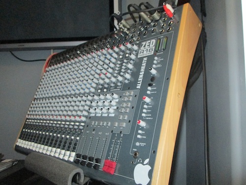 ZED R16 panels in Beech wood by mixingtable.com