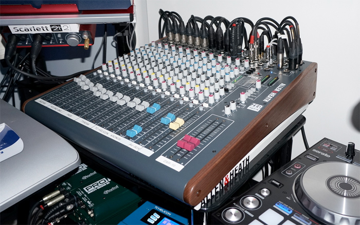 zed-16fx-walnut-side-panels-by-mixingtable