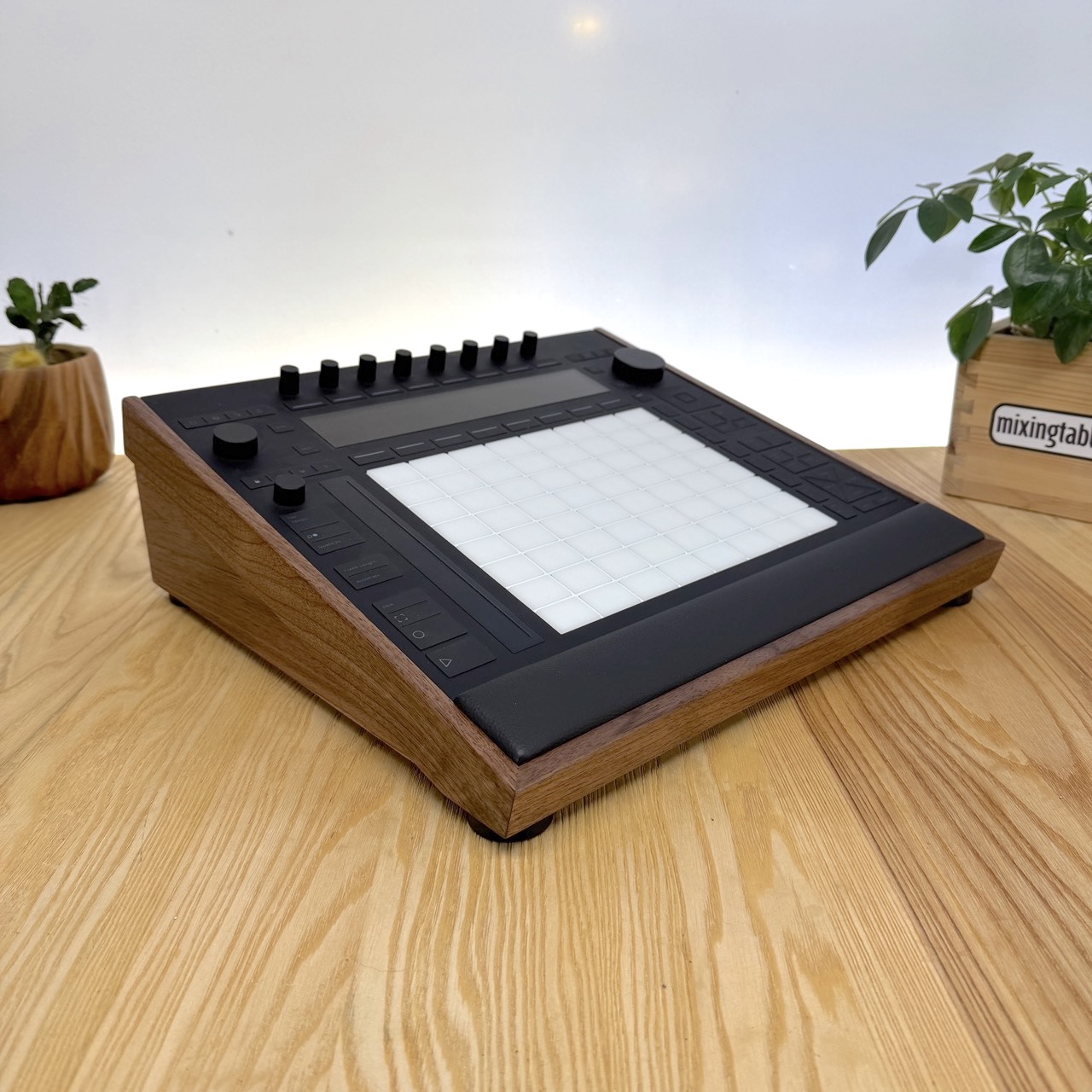 Push3-Lux-mixingtable-Walnut-1